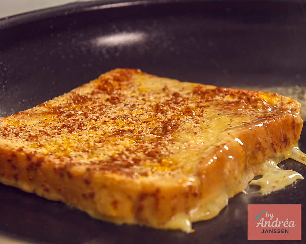 Leg de in het eimengsel gedrenkte brood in de koekenpan en bak aan.
