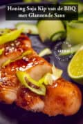 Een bord met daarop reepjes kipfilet met sojasaus honing glaze van de BBQ. Een tekst: honing soja kip van de BBQ met glanzende saus