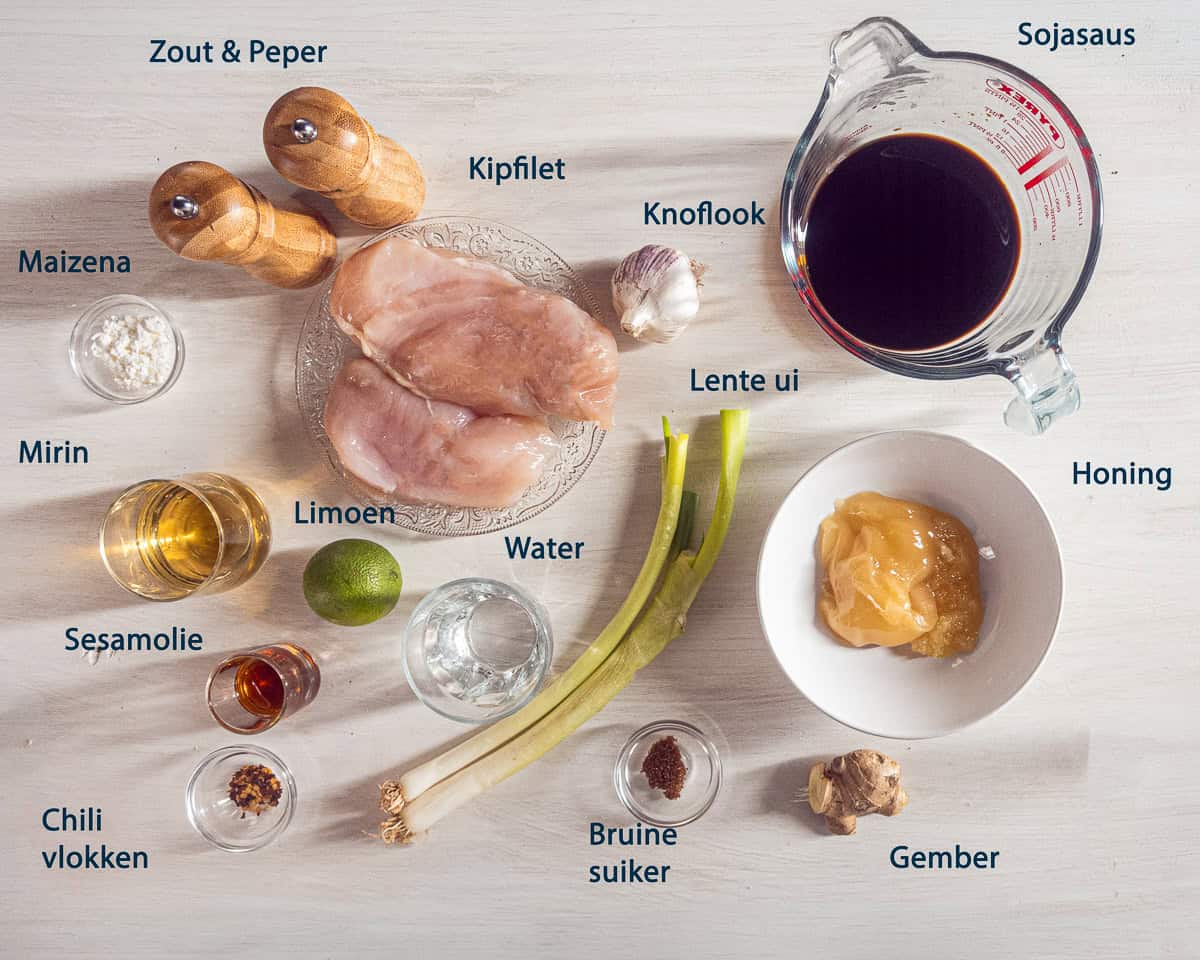 Ingredienten Honing Soja Kip van de BBQ op een taupe ondergrond met tekstbeschrijving