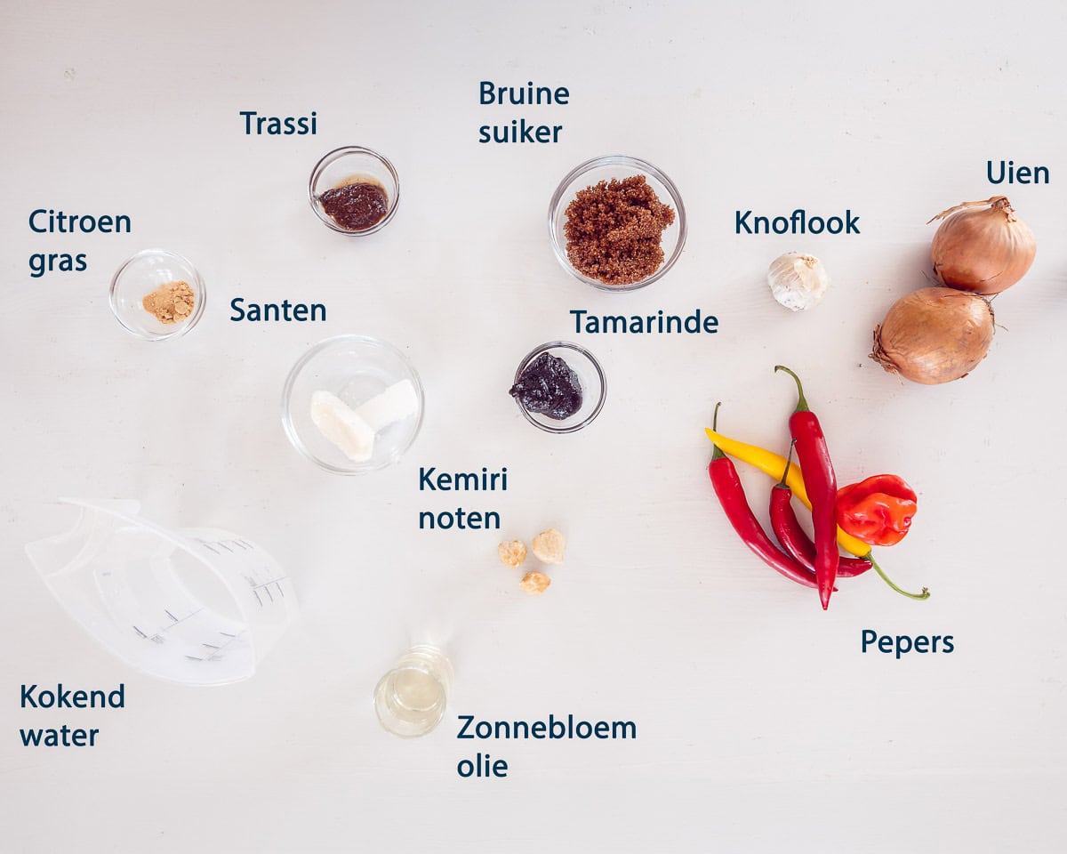 Ingredienten Sambal Badjak op een witte ondergrond met een tekstbeschrijving.