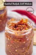 Een glazen potje gevuld met sambal badjak. een tekst met sambal badjak zelf maken.