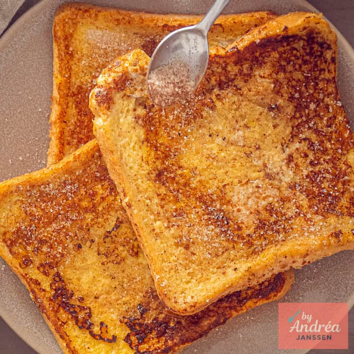 Een vierkante foto met klassieke wentelteefjes bestrooid met kaneelsuiker