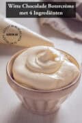 Een kom met witte chocolade botercrème een tekst bovenin: Witte Chocolade Botercrème met 4 Ingrediënten
