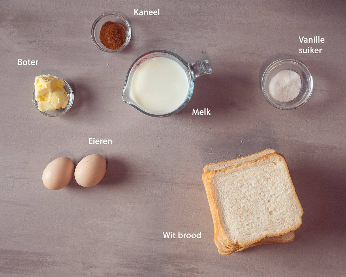 ingredienten Wentelteefjes met Kaneel en Vanillesuiker op een taupe ondergrond met een tekstbeschrijving.