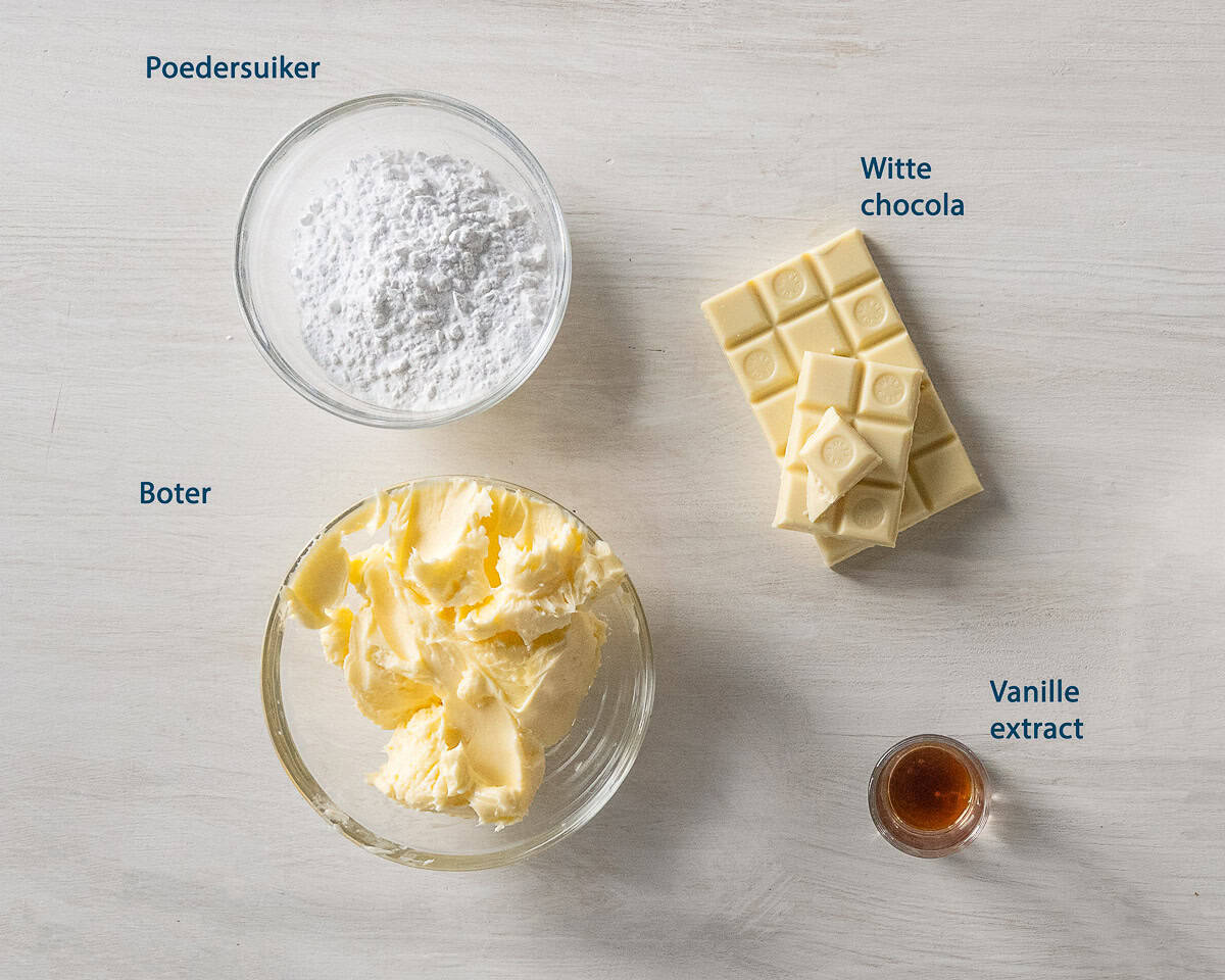 ingredienten Witte Chocolade Botercrème op een beige ondergrond met tekstbeschrijving.