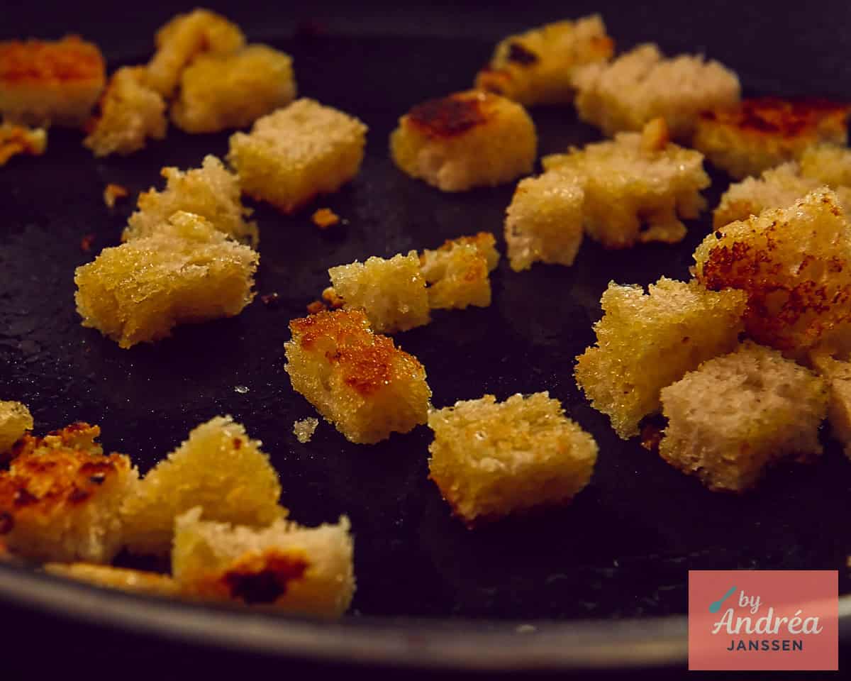 Bak Croutons in een koekenpan