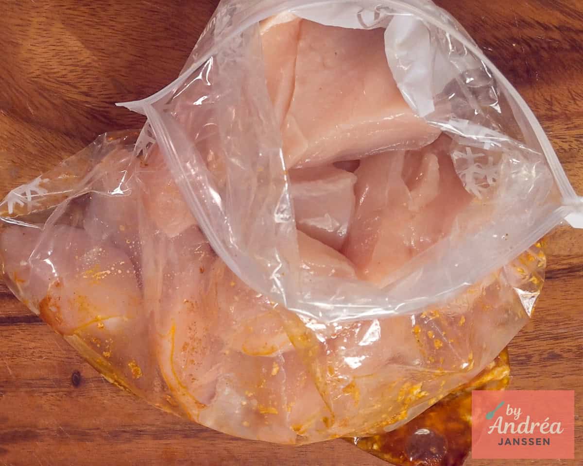 marinade met kipfilet in een zak