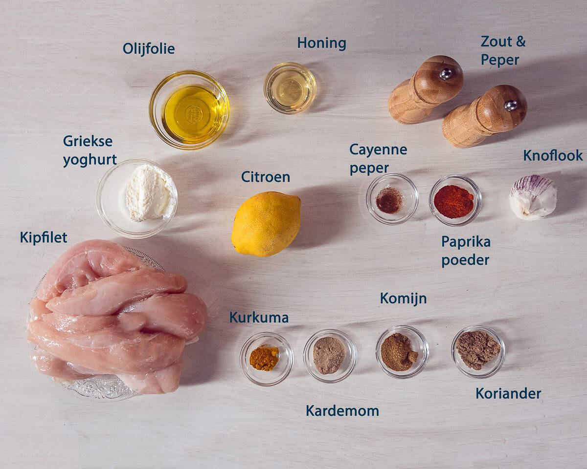 Ingredienten Kip Shoarma van de BBQ op een beige ondergrond met tekstbeschrijving.