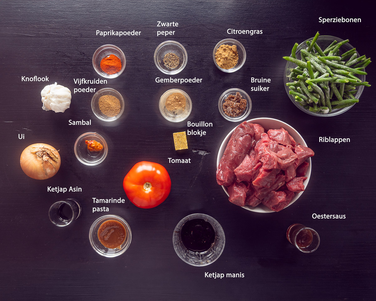 Ingrediënten voor Surinaams stoofvlees met rundvlees, sperziebonen, ketjap en specerijen