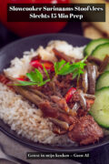 Kom van dichtbij geschoten bord Surinaams stoofvlees met rijst, komkommer, rode peper en koriander, bereid in de slowcooker.