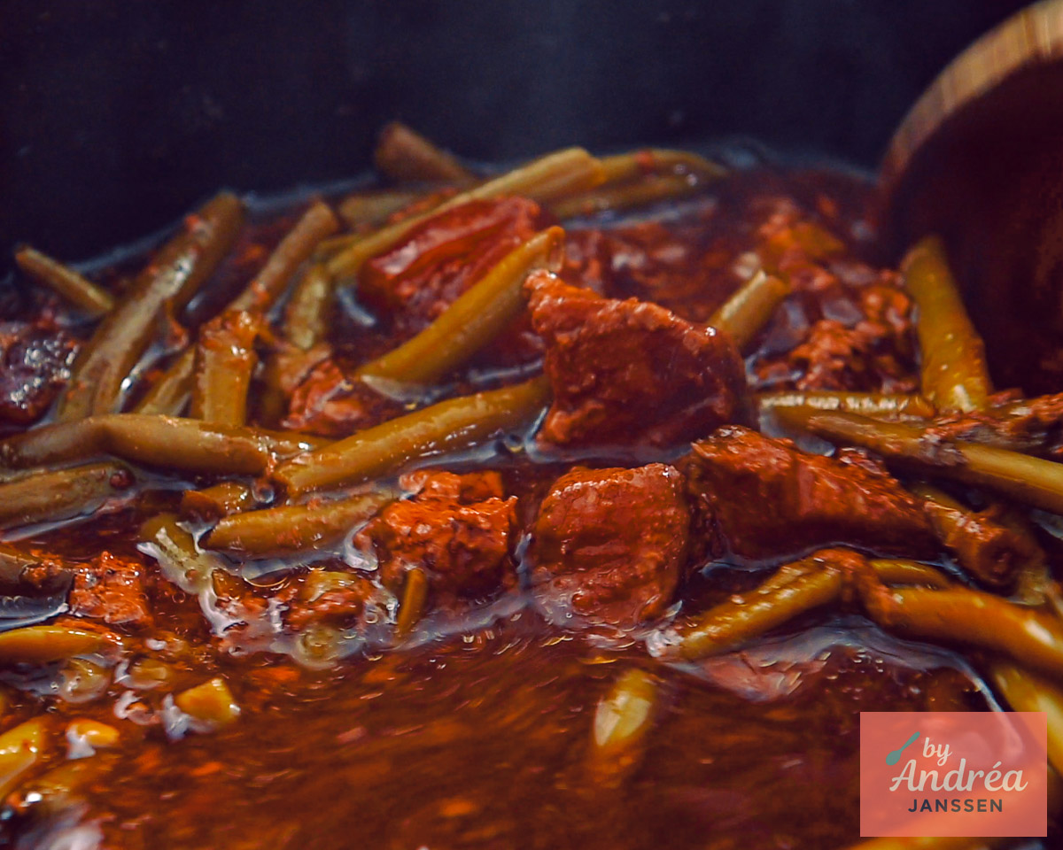 Rundvlees en saus door elkaar geroerd in de slowcooker
