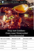 Close-up van stoofvlees met glanzende bruine saus die van een lepel wordt gegoten, met lente-ui garnering, en een omrekentabel met tijden voor oven, slowcooker op LOW en slowcooker op HIGH