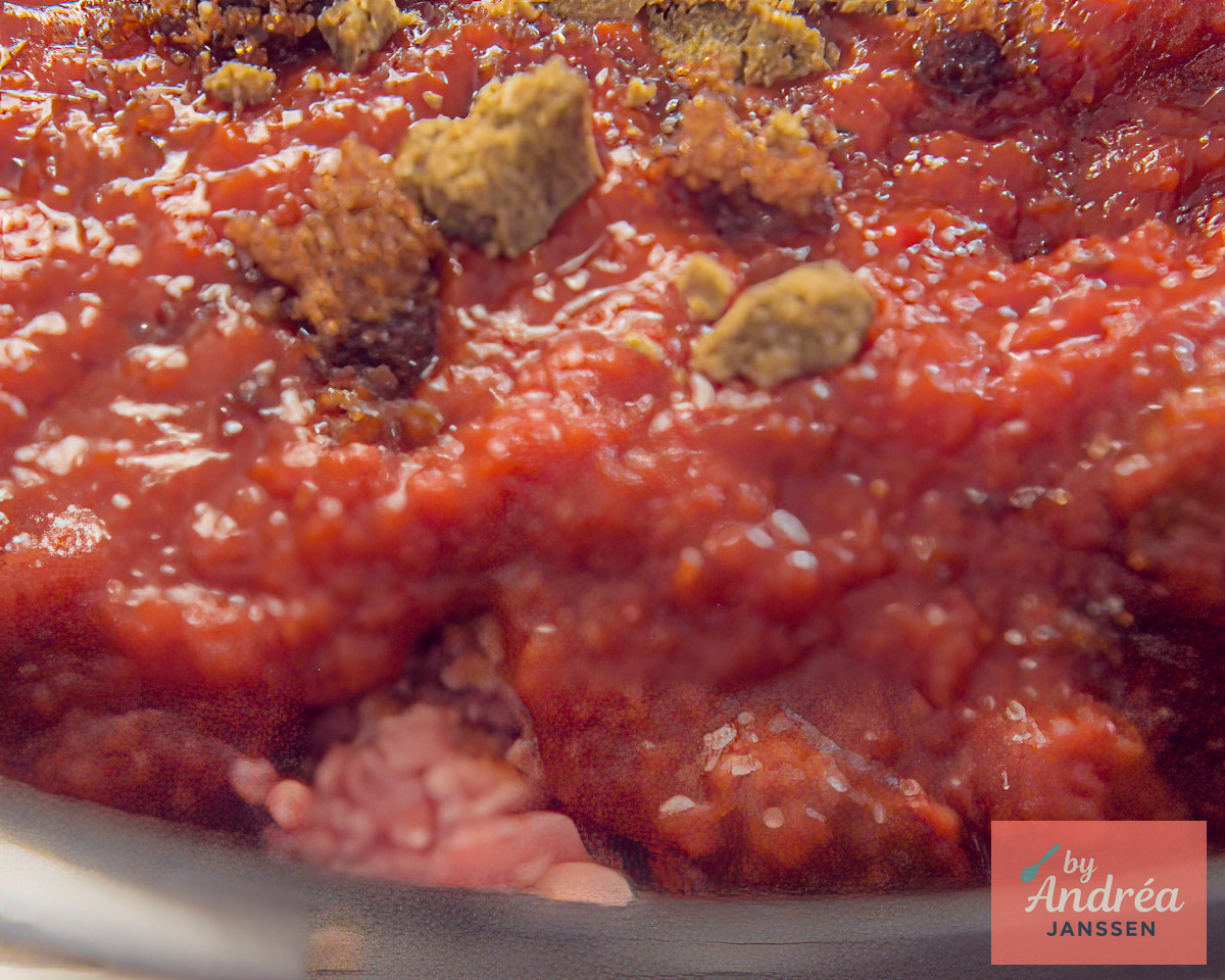 Tomaten, gehakt, kruiden en een bouillonblokje in de slowcooker