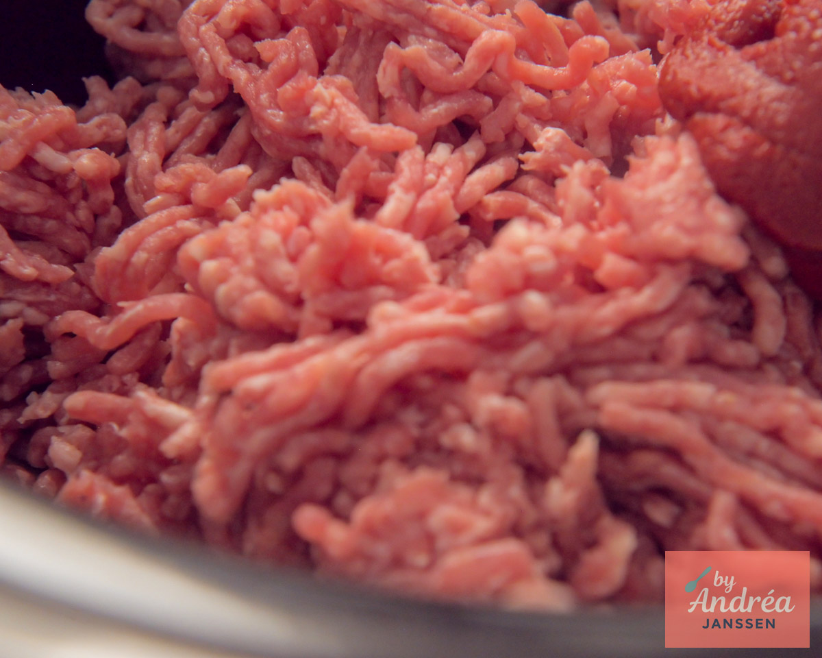 Rundergehakt wordt rul gebakken als voorbereiding voor chili con carne uit de slowcooker.