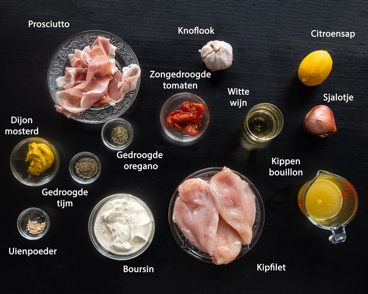Ingrediënten voor slowcooker kip Boursin met prosciutto op een zwarte ondergrond, met Nederlandse ingrediëntnamen.