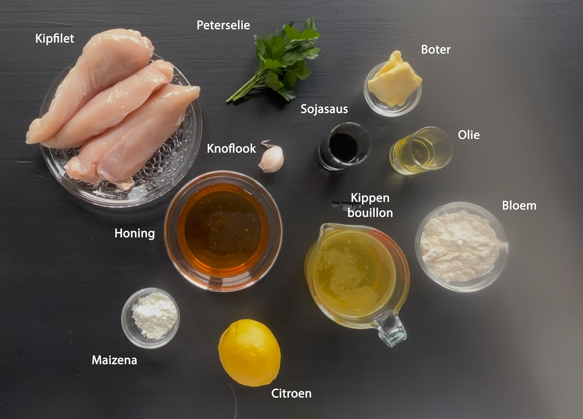 Ingrediënten met Engelse labels: kipfilet, honing, citroen, knoflook, sojasaus, kippenbouillon, bloem, maizena, boter, olijfolie en peterselie.
