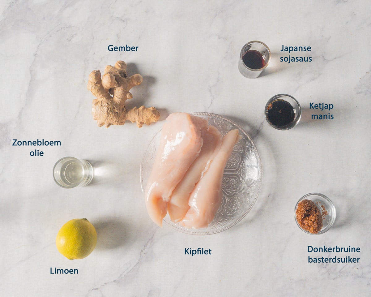 Kipfilet, gember, Japanse sojasaus, ketjap manis, donkerbruine basterdsuiker, limoen en zonnebloemolie met Nederlandse labels.