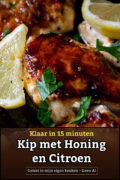 Close-up van gebakken kipfilet met een glanzende, donker gekaramelliseerde saus van honing en citroen, bestrooid met verse peterselie, met citroenpartjes ernaast in de pan. Tekst op de pin: Kip met Honing en Citroen.